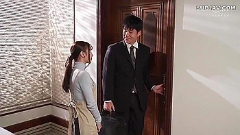 Geile asiatische Ehefrau wird vor Hochzeit von Nachbar und Freund gefickt