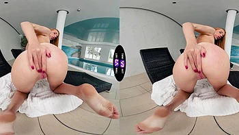 Rousse Holly Molly se branle et se doigt seule au bord de la piscine