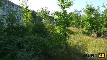 Zorra rusa cachonda se folla a un desconocido en público