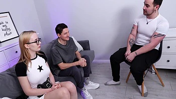 El jefe me folla duro mientras mi cornudo sostiene mi mano