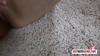 Deux adolescentes lesbiennes jouent au strip-basket