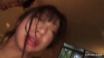 Baise à trois asiatique seins énormes au bain thermal