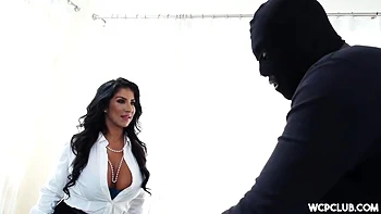 Raven Hart fodida forte em gangbang interracial hardcore