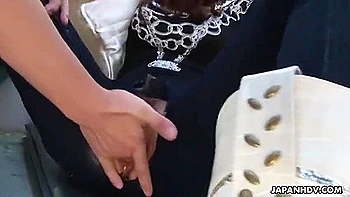 Emiri esfrega a buceta e fode com os dedos ao ar livre