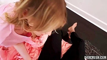 Beau-père laisse la jeune blonde chevaucher sa queue