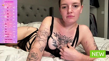 Jessielou 19: Morena de peitos grandes se masturbando