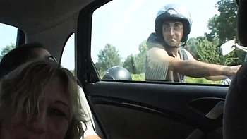 Blonde MILF beim Gangbang draußen - dreckiger Hardcore im Wald