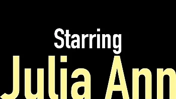 Ненасытная Джулия Энн: большая титька кугар лижет киску