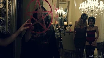 Blonde & Brünette lutschen großen Schwanz im Dreier