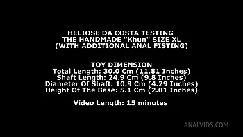 Heloise Dacosta apalpada e estapeada com brinquedo XL