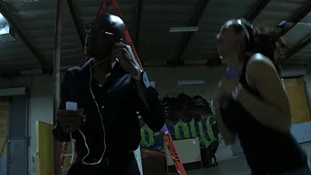 Шон Майклс трахает черную милфку в белье ради автографа