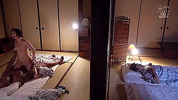 La milf asiática Maikawa se folla un BBC y recibe creampie en vacaciones