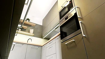 Milf morena con tetas y culo grandes en falda corta