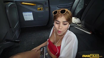 Перуанская рыжая тинейджерша жестко трахается в POV