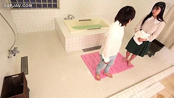 Brünette asiatische Teens zocken Fetisch-Gruppensex