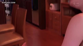 Jeune asiatique brune chaude sans censure