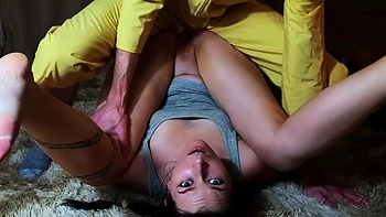 Hombre uniformado folla a joven esposa mientras marido trabaja