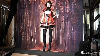 Coulisses : Milf Rebeka Black se caresse avec jouets et petits seins