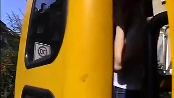 Милая 18-летняя Минетт обожает большой член на улице