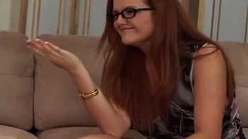 Milf ruiva peituda fodida e gozada no sofá