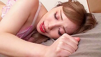 Молодая азиатская пышка сосет член у двери