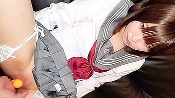 Adolescente japonesa branca leva creampie após sexo quente em público