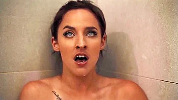 Lesbiana dominante Amirah folla a su esclava Clemence