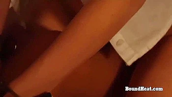 Dominatriz lesbiana checa domina con dedos