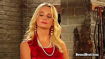 Лесбийское BDSM с блондинкой и брюнеткой