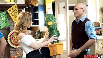 Dos adolescentes calientes en trío: doggy, misionero, cuchara