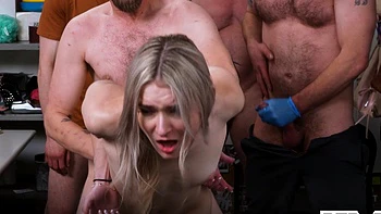 Rubia Thea Summers follada duro en gangbang con tatuajes y blowjob