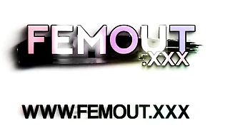 Tgirl brune mignonne se masturbe au dildo solo