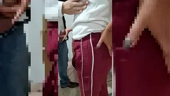 casero real. rapidín en el salón de clase. Se la chupo a mi profesor antes de que alguien nos vea en público