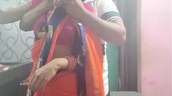 किचन मे खाना बना रही नौकरानी को देखकर मन नहीं माना तो पेल दिया