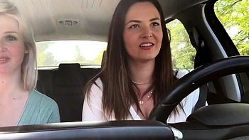 Threesome blowjob ending with a fat cumshot