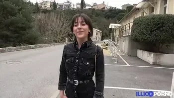 Manéa, 20 ans, veut une bonne bite pour assouvir ses envies