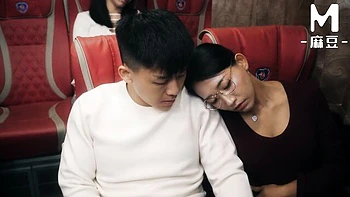 Song Nan Yi's big tits and ass threesome fuck
