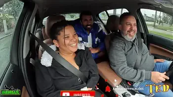 Mais um casal entra e apronta com a esposa pelada no carro - Fanny Prado Official